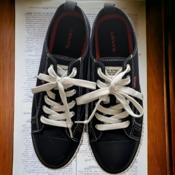 NEW!!! LEVI’S STRAUSS CANVAS SNEAKER - SZ 10 - Picture 2 of 7